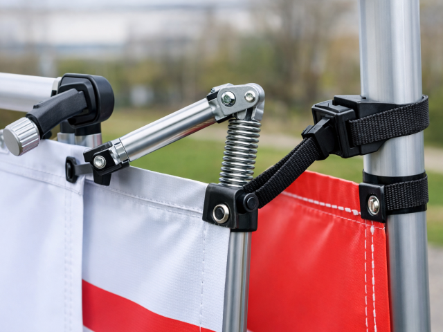 Mocowanie ma znaczenie: Kiwaki, wysięgniki i taśmy w stoperach reklamowych